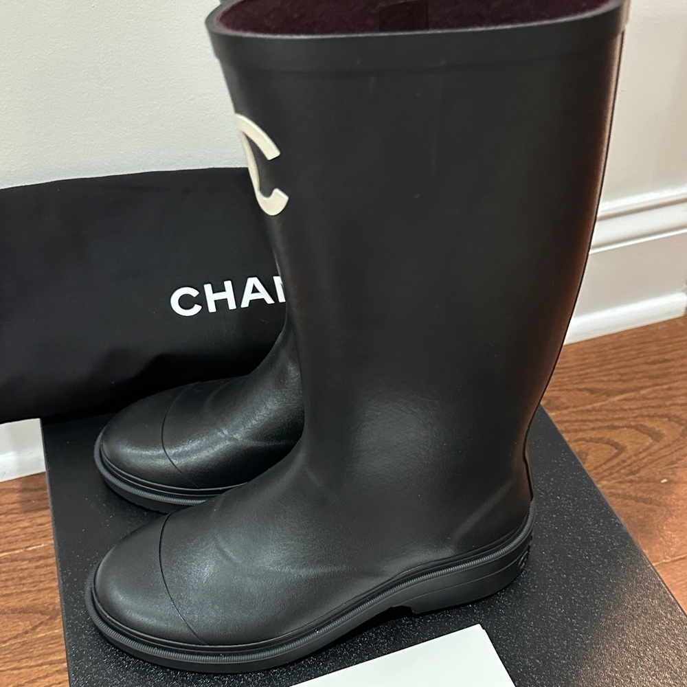 CHANEL Black Rain Boots with White CC Emblem Rare 36 BNIB Dustbags - Picture 6 of 11